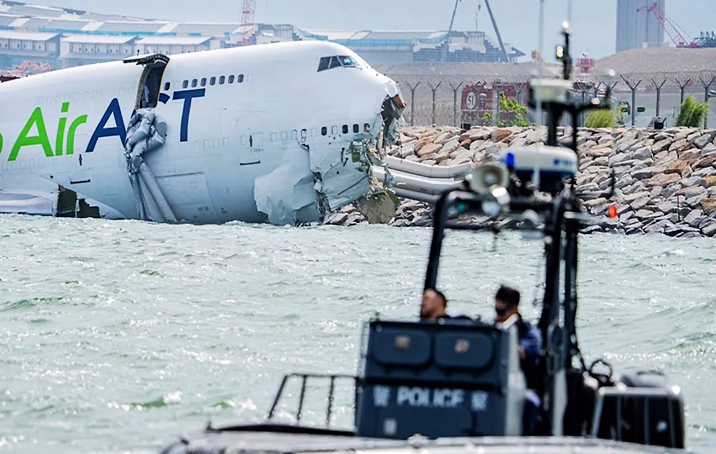 Avión de carga choca con vehículo en Hong Kong