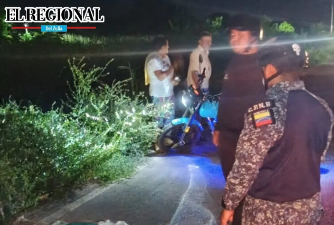 En horas de la noche de este 28 de octubre de 2025 se produjo un accidente entre una camioneta y una bicicleta en la carretera San Pedro-Lagunillas a la altura del sector Simón Bolívar del municipio Valmore Rodríguez.