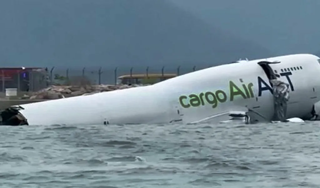 Caja negra revelará qué pasó en el avión que se estrelló en Hong Kong