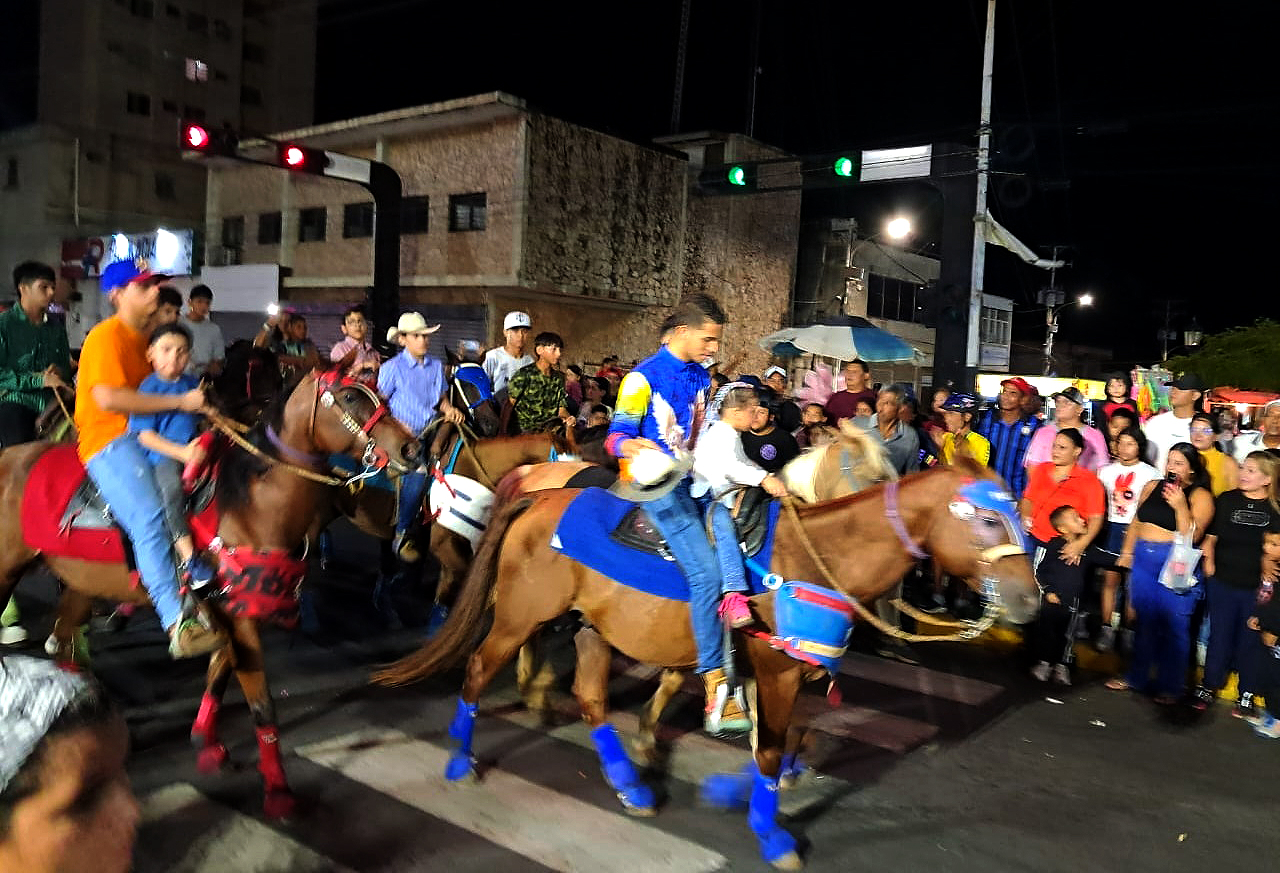 Desfile y cabalgata en Fiestas patronales de la Virgen Rosario