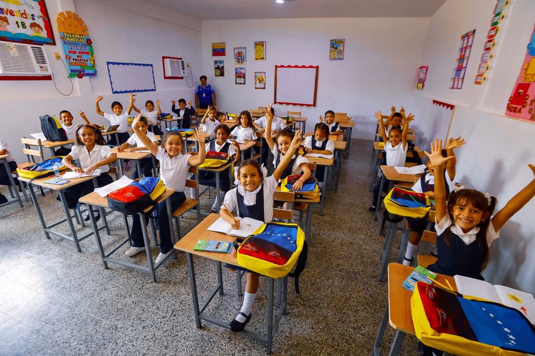 Entrega de escuela y 40 casas para afectados por sismo en Baralt