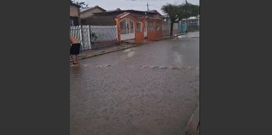 Fuerte aguacero con vientos, truenos y relámpagos cae en Cabimas (3)