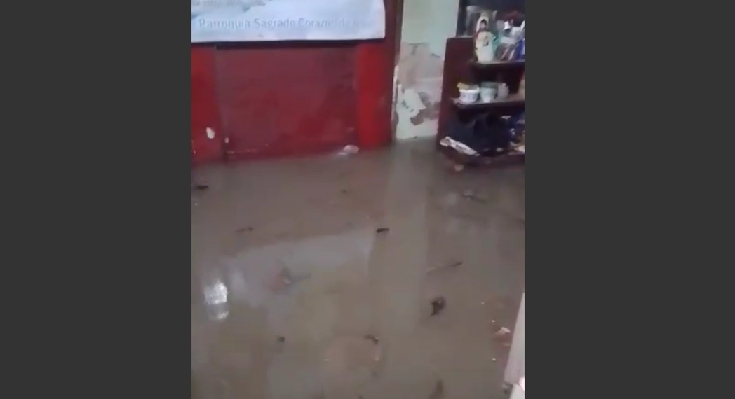 Fuerte aguacero con vientos, truenos y relámpagos cae en Cabimas