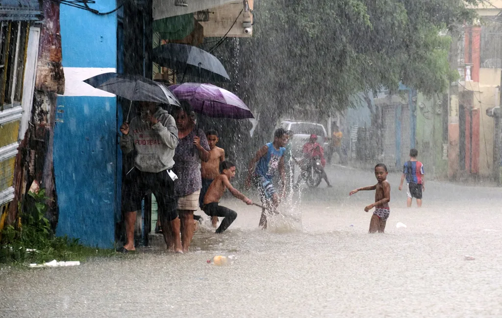 Internacionales.- El huracán Melissa, que actualmente avanza por el Caribe, y este lunes alcanzó la categoría máxima, informó el Centro Nacional de Huracanes de Estados Unidos, que advirtió de posibles “inundaciones catastróficas” en Jamaica.