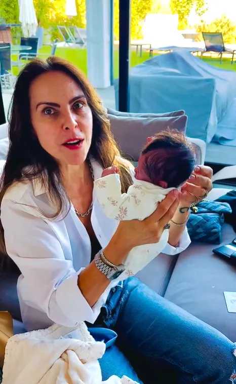 Kate del Castillo adopta una bebé reborn 