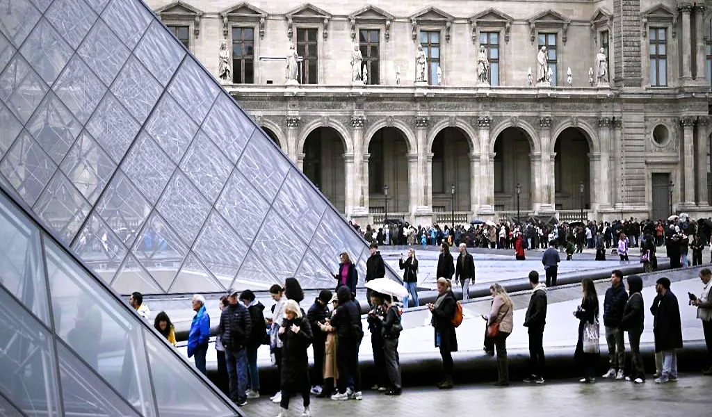 Internacionales.- El Museo del Louvre de París reabrió sus puertas este miércoles, tres días después del robo del siglo, cuando un grupo de ladrones robó varias joyas de la colección de la familia imperial Napoleón a plena luz del día en solo siete minutos.
