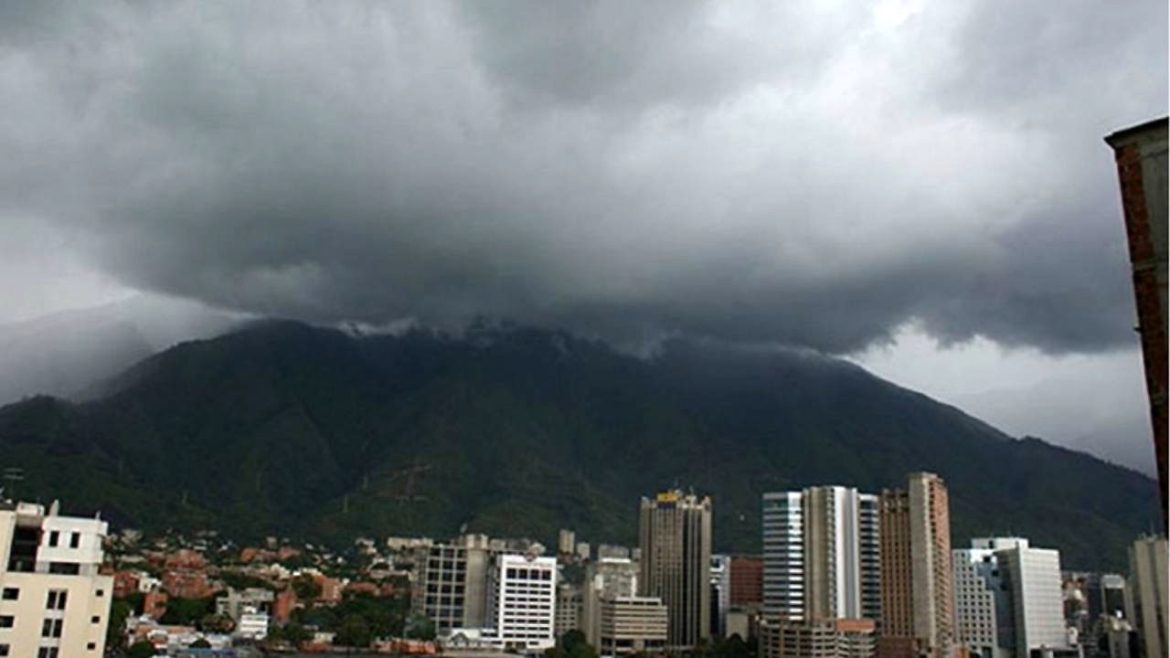 Mantos nubosos y lluvias en 17 regiones del país