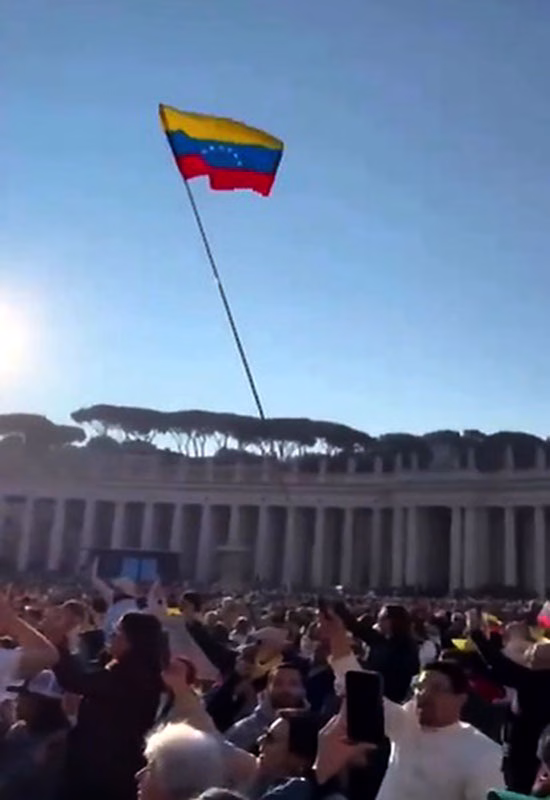 Más de 5 mil venezolanos colmaron la plaza de San Pedro