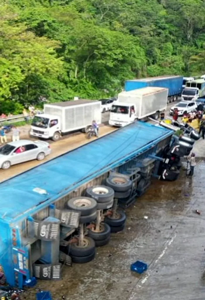 Sucesos.- Un accidente se registró en la mañana de este 28 de octubre de 2025, en el kilómetro 180 de la autopista Valencia-Puerto Cabello, dejando como saldo un fallecido