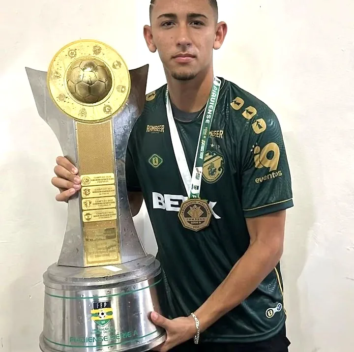 Murió un joven futbolista brasileño tras chocar su moto con una vaca