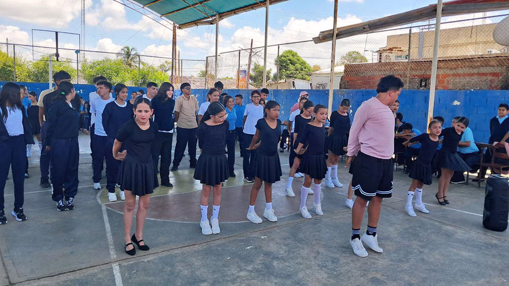 Con diversas actividades culturales, deportivas e informativas, el Instituto ABC del municipio Lagunillas se vistió de rosa durante la mañana de este jueves 16 de octubre de 2025 para conmemorar el mes de sensibilización sobre el cáncer de mama.