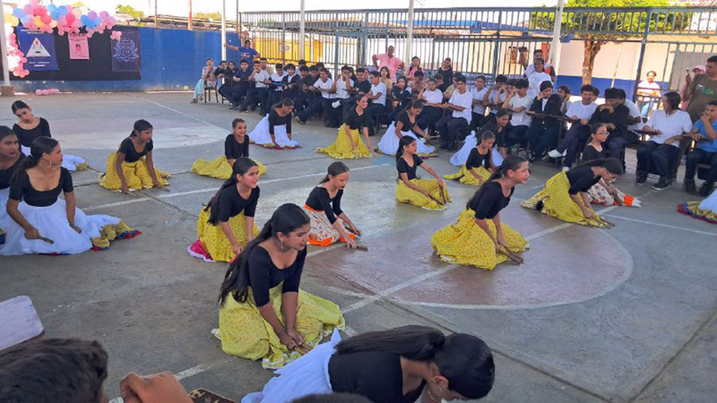 Con diversas actividades culturales, deportivas e informativas, el Instituto ABC del municipio Lagunillas se vistió de rosa durante la mañana de este jueves 16 de octubre de 2025 para conmemorar el mes de sensibilización sobre el cáncer de mama.