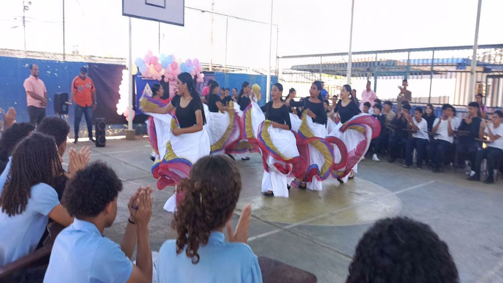 Con diversas actividades culturales, deportivas e informativas, el Instituto ABC del municipio Lagunillas se vistió de rosa durante la mañana de este jueves 16 de octubre de 2025 para conmemorar el mes de sensibilización sobre el cáncer de mama.