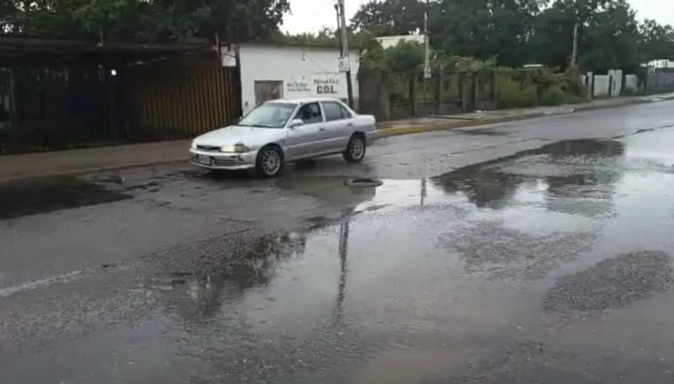 Colapso de aguas servidas en la Carretera K con Av. 31 en Cabimas