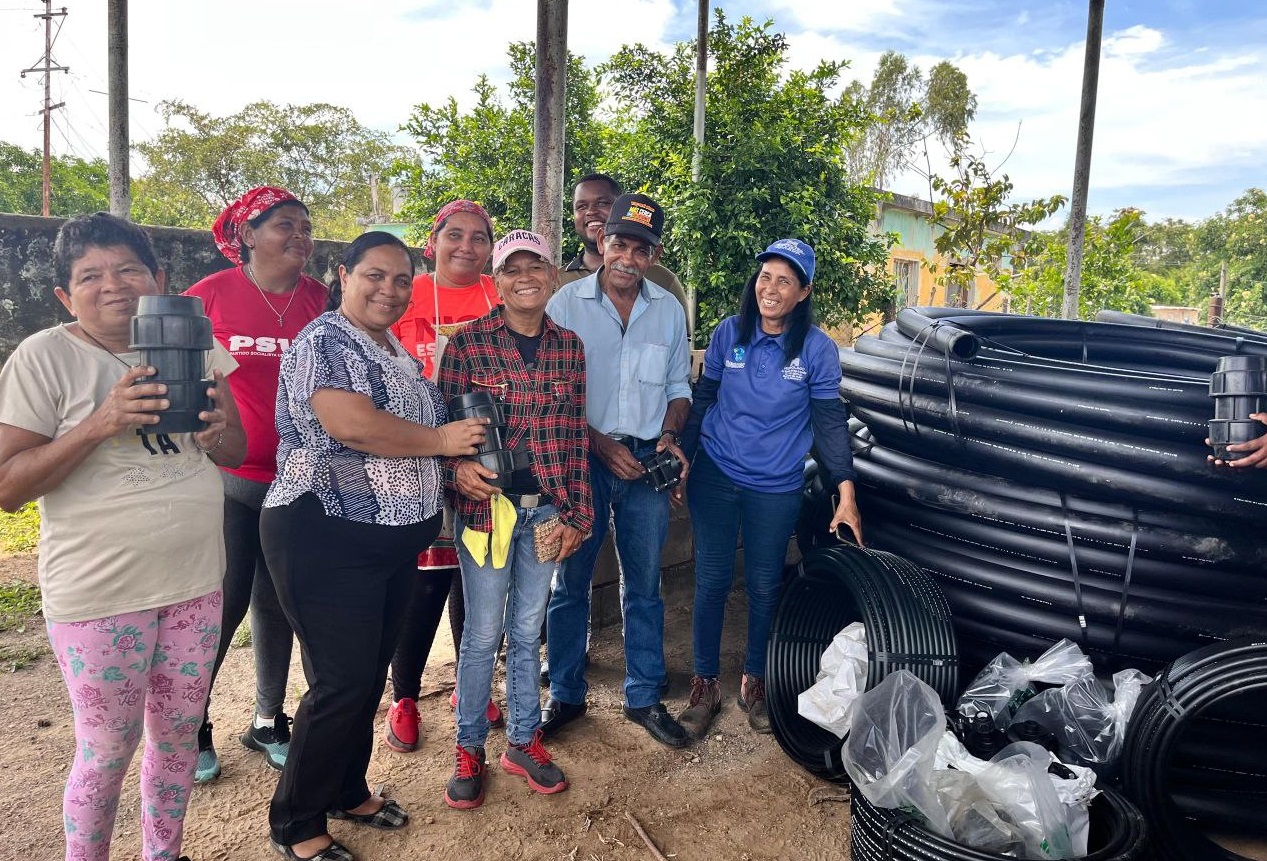 En una jornada histórica para las comunidades de Curva de Cumare y Santa María, la alcaldesa Yurani Pino, en colaboración con el Ministerio del Poder Popular para el Agua y Hidrolago, realizó la entrega de suministros esenciales para la construcción de un sistema de agua potable.