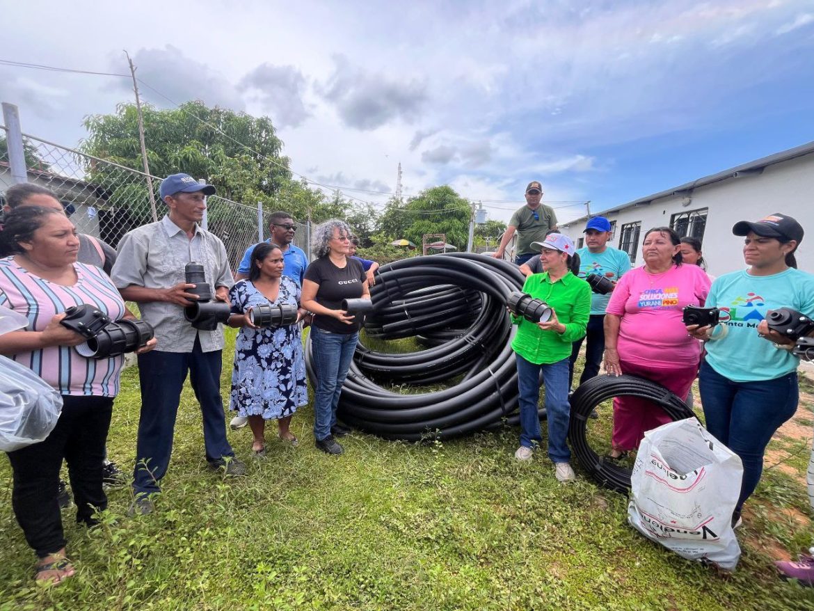 En una jornada histórica para las comunidades de Curva de Cumare y Santa María, la alcaldesa Yurani Pino, en colaboración con el Ministerio del Poder Popular para el Agua y Hidrolago, realizó la entrega de suministros esenciales para la construcción de un sistema de agua potable.