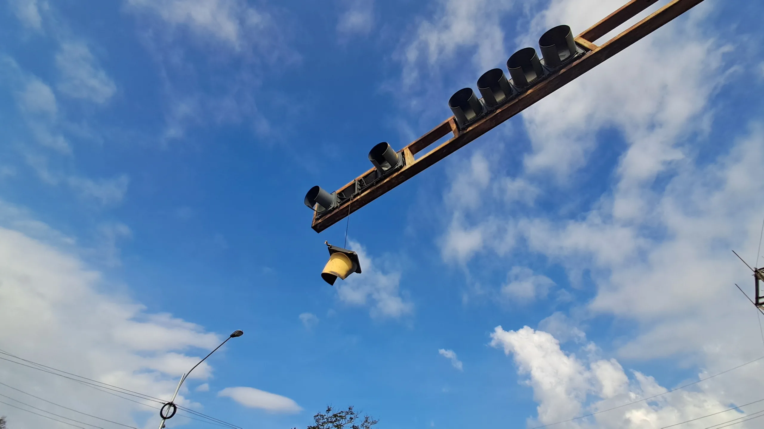 El semáforo ubicado en la intersección de la carretera San Pedro-Lagunillas con la calle "U" se encuentra con una de sus luces colgando.