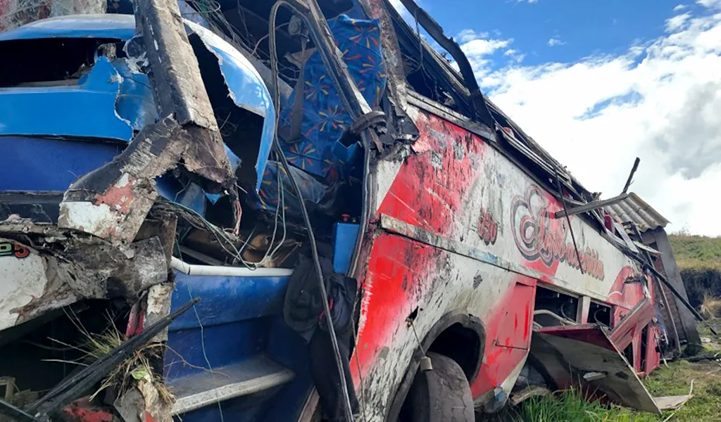 Al menos 21 muertos al volcar y precipitarse autobús en Ecuador