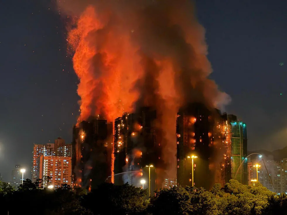 Asciende a 65 la cifra de fallecidos en incendio en Hong Kong