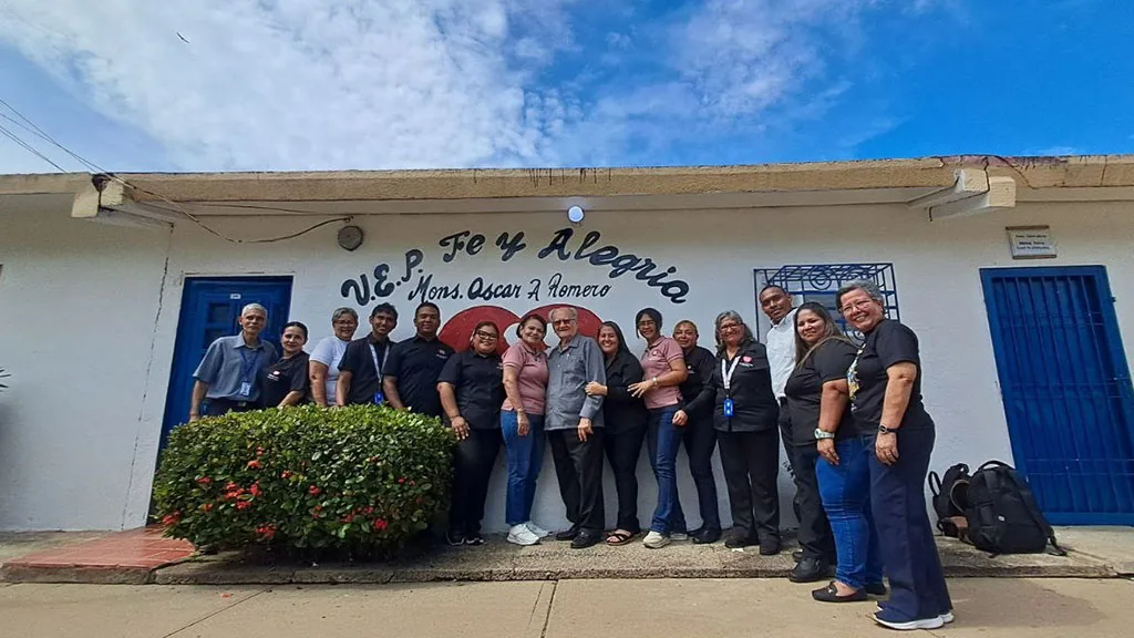 la familia Urdaneta Finol, apegada a sus principios humanitarios, inauguró por todo lo alto el Aula Telemática “María Teresa Finol de Urdaneta”, en la escuela “Mons. Óscar Arnulfo Romero de Fe y Alegría de la ciudad de Bachaquero