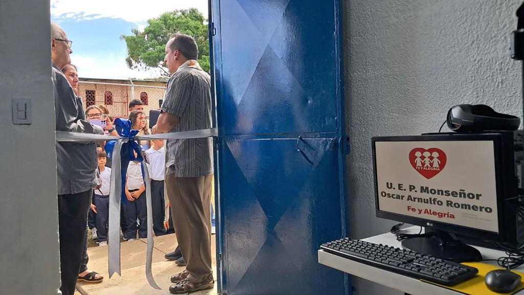la familia Urdaneta Finol, apegada a sus principios humanitarios, inauguró por todo lo alto el Aula Telemática “María Teresa Finol de Urdaneta”, en la escuela “Mons. Óscar Arnulfo Romero de Fe y Alegría de la ciudad de Bachaquero