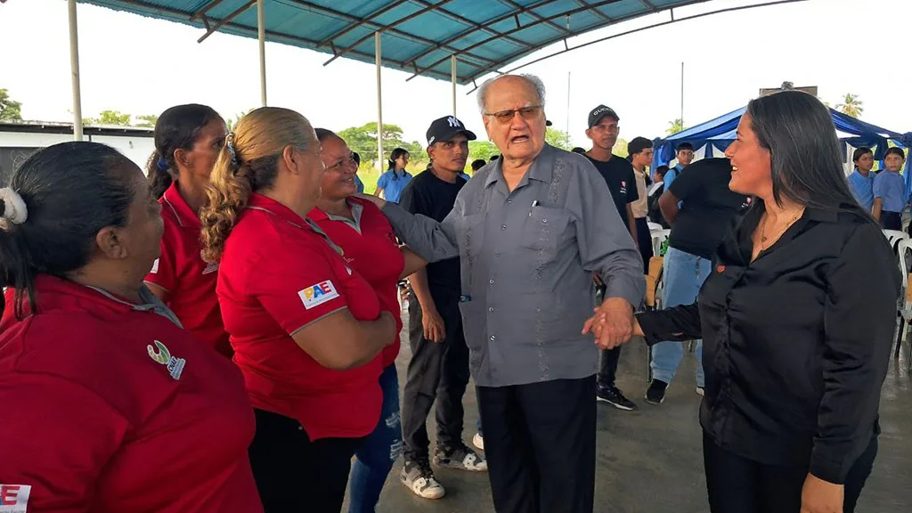 la familia Urdaneta Finol, apegada a sus principios humanitarios, inauguró por todo lo alto el Aula Telemática “María Teresa Finol de Urdaneta”, en la escuela “Mons. Óscar Arnulfo Romero de Fe y Alegría de la ciudad de Bachaquero