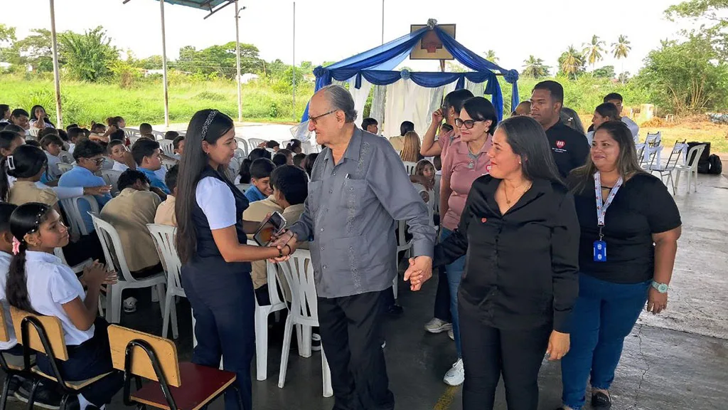 la familia Urdaneta Finol, apegada a sus principios humanitarios, inauguró por todo lo alto el Aula Telemática “María Teresa Finol de Urdaneta”, en la escuela “Mons. Óscar Arnulfo Romero de Fe y Alegría de la ciudad de Bachaquero