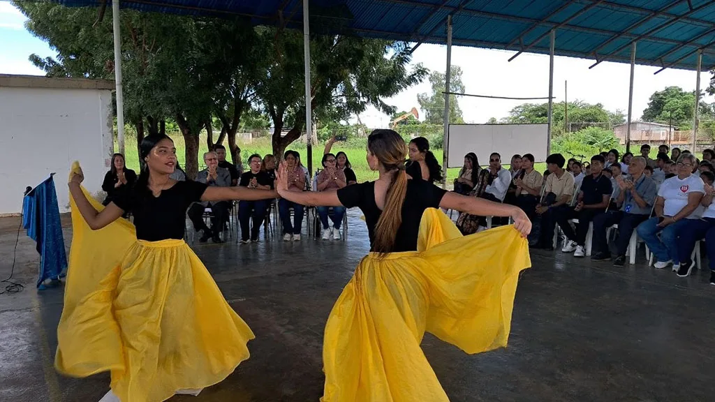la familia Urdaneta Finol, apegada a sus principios humanitarios, inauguró por todo lo alto el Aula Telemática “María Teresa Finol de Urdaneta”, en la escuela “Mons. Óscar Arnulfo Romero de Fe y Alegría de la ciudad de Bachaquero