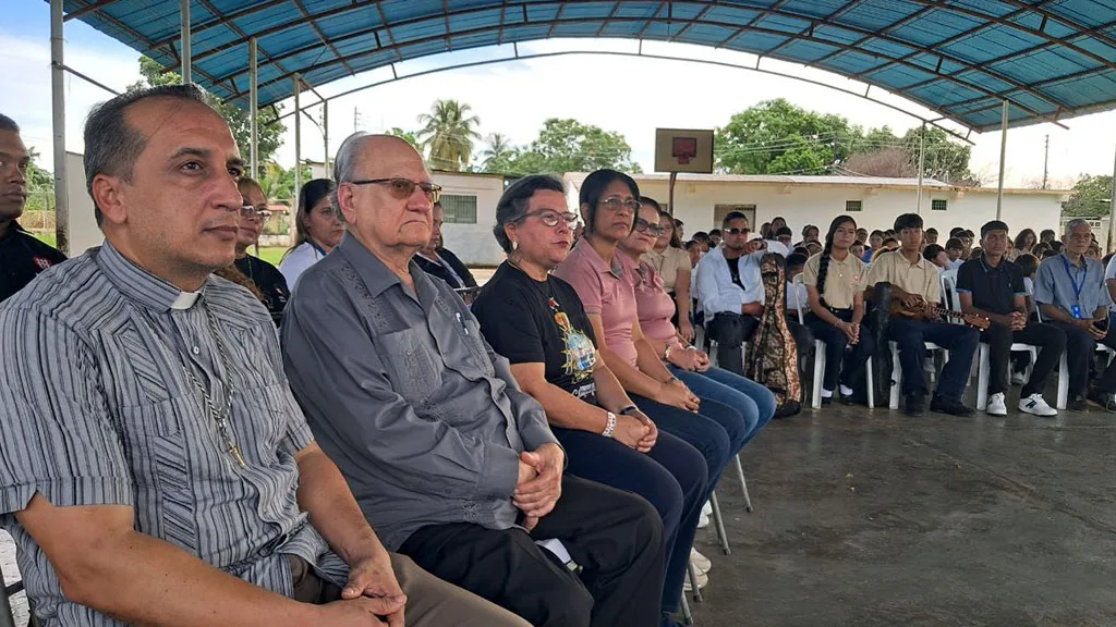 la familia Urdaneta Finol, apegada a sus principios humanitarios, inauguró por todo lo alto el Aula Telemática “María Teresa Finol de Urdaneta”, en la escuela “Mons. Óscar Arnulfo Romero de Fe y Alegría de la ciudad de Bachaquero