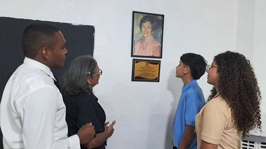 la familia Urdaneta Finol, apegada a sus principios humanitarios, inauguró por todo lo alto el Aula Telemática “María Teresa Finol de Urdaneta”, en la escuela “Mons. Óscar Arnulfo Romero de Fe y Alegría de la ciudad de Bachaquero