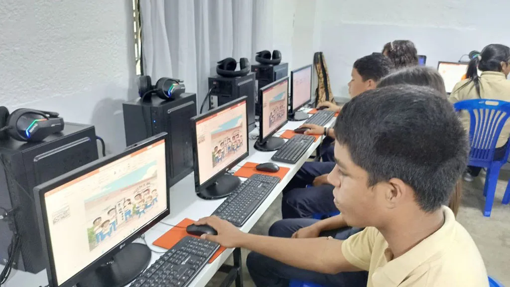 la familia Urdaneta Finol, apegada a sus principios humanitarios, inauguró por todo lo alto el Aula Telemática “María Teresa Finol de Urdaneta”, en la escuela “Mons. Óscar Arnulfo Romero de Fe y Alegría de la ciudad de Bachaquero