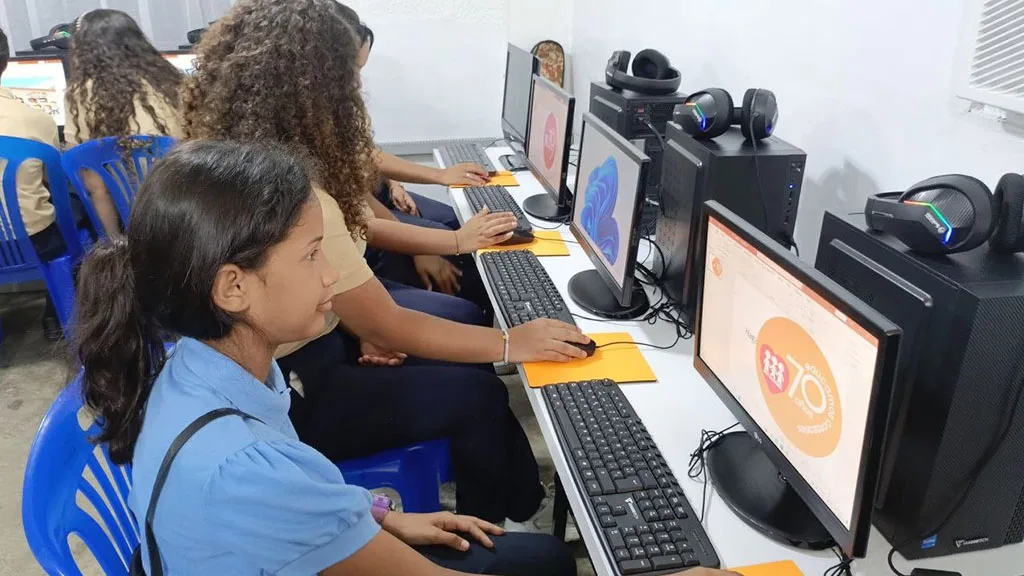la familia Urdaneta Finol, apegada a sus principios humanitarios, inauguró por todo lo alto el Aula Telemática “María Teresa Finol de Urdaneta”, en la escuela “Mons. Óscar Arnulfo Romero de Fe y Alegría de la ciudad de Bachaquero