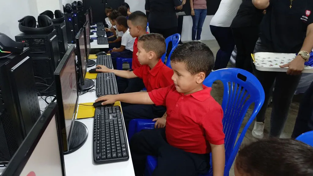 la familia Urdaneta Finol, apegada a sus principios humanitarios, inauguró por todo lo alto el Aula Telemática “María Teresa Finol de Urdaneta”, en la escuela “Mons. Óscar Arnulfo Romero de Fe y Alegría de la ciudad de Bachaquero