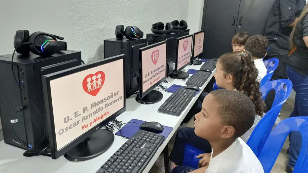 la familia Urdaneta Finol, apegada a sus principios humanitarios, inauguró por todo lo alto el Aula Telemática “María Teresa Finol de Urdaneta”, en la escuela “Mons. Óscar Arnulfo Romero de Fe y Alegría de la ciudad de Bachaquero