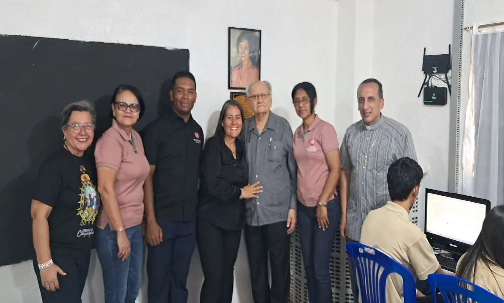 la familia Urdaneta Finol, apegada a sus principios humanitarios, inauguró por todo lo alto el Aula Telemática “María Teresa Finol de Urdaneta”, en la escuela “Mons. Óscar Arnulfo Romero de Fe y Alegría de la ciudad de Bachaquero