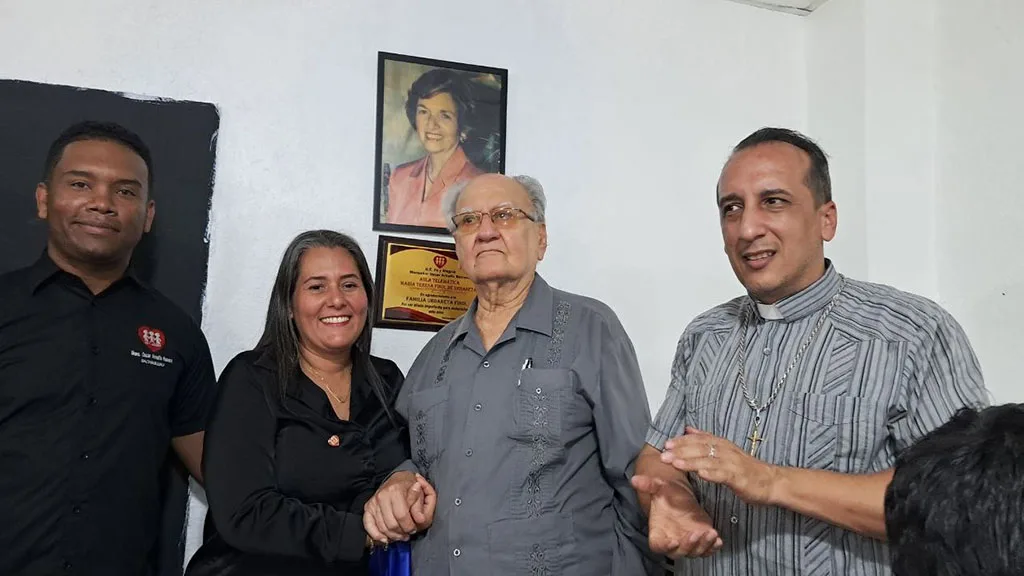 la familia Urdaneta Finol, apegada a sus principios humanitarios, inauguró por todo lo alto el Aula Telemática “María Teresa Finol de Urdaneta”, en la escuela “Mons. Óscar Arnulfo Romero de Fe y Alegría de la ciudad de Bachaquero