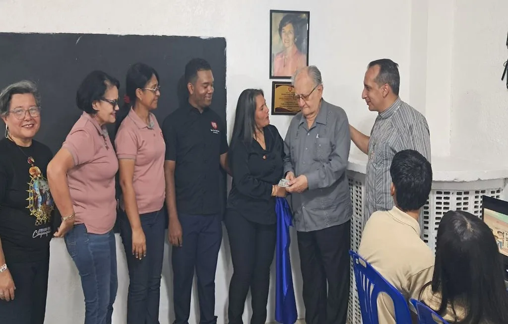 la familia Urdaneta Finol, apegada a sus principios humanitarios, inauguró por todo lo alto el Aula Telemática “María Teresa Finol de Urdaneta”, en la escuela “Mons. Óscar Arnulfo Romero de Fe y Alegría de la ciudad de Bachaquero
