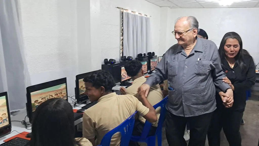 la familia Urdaneta Finol, apegada a sus principios humanitarios, inauguró por todo lo alto el Aula Telemática “María Teresa Finol de Urdaneta”, en la escuela “Mons. Óscar Arnulfo Romero de Fe y Alegría de la ciudad de Bachaquero