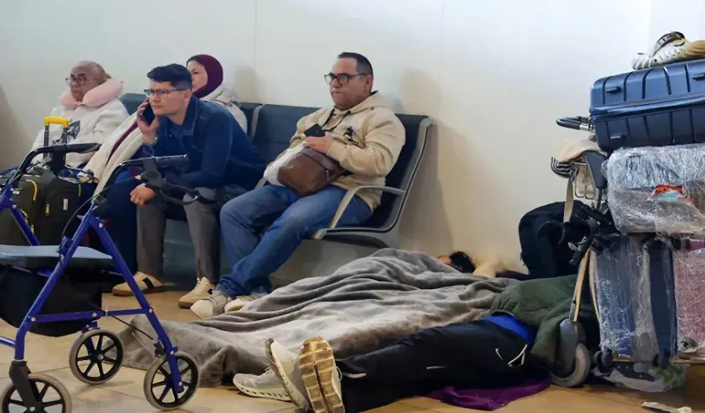 Autoridades españolas desalojaron a pasajeros varados por crisis de vuelos