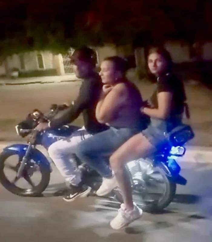 Detenidas tres personas que iban ebrias y sin cascos en una moto