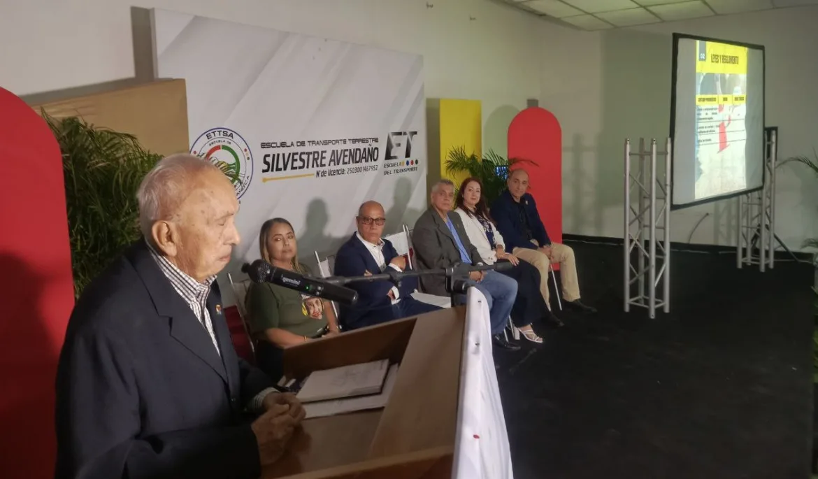 Silvestre Avendaño, fundador de la escuela,