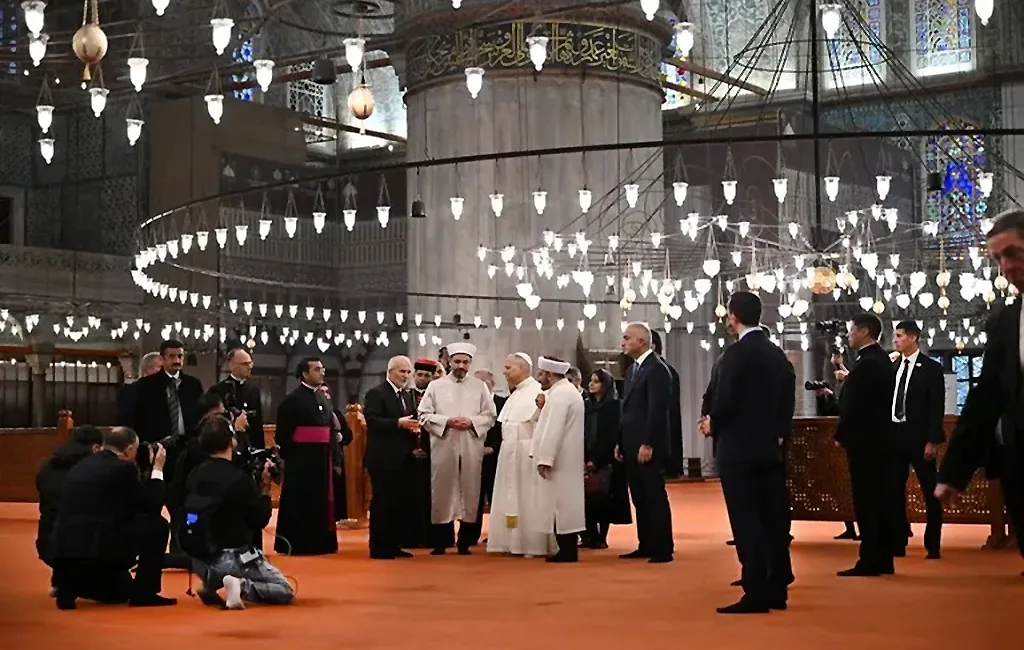 El papa León XIV entró en la Mezquita Azul de Estambul