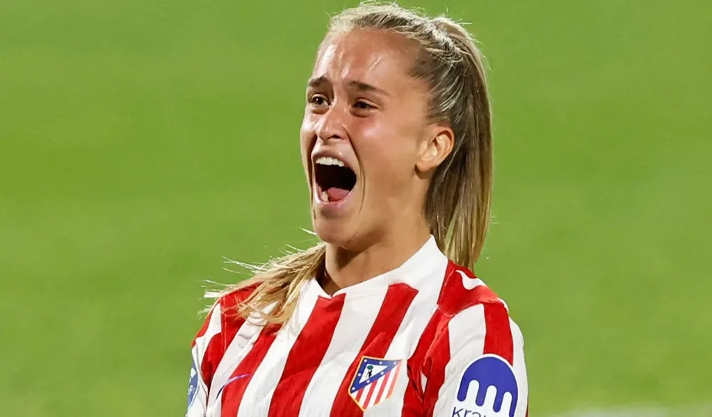 Futbolista española inconsciente tras recibir un rodillazo en la cabeza