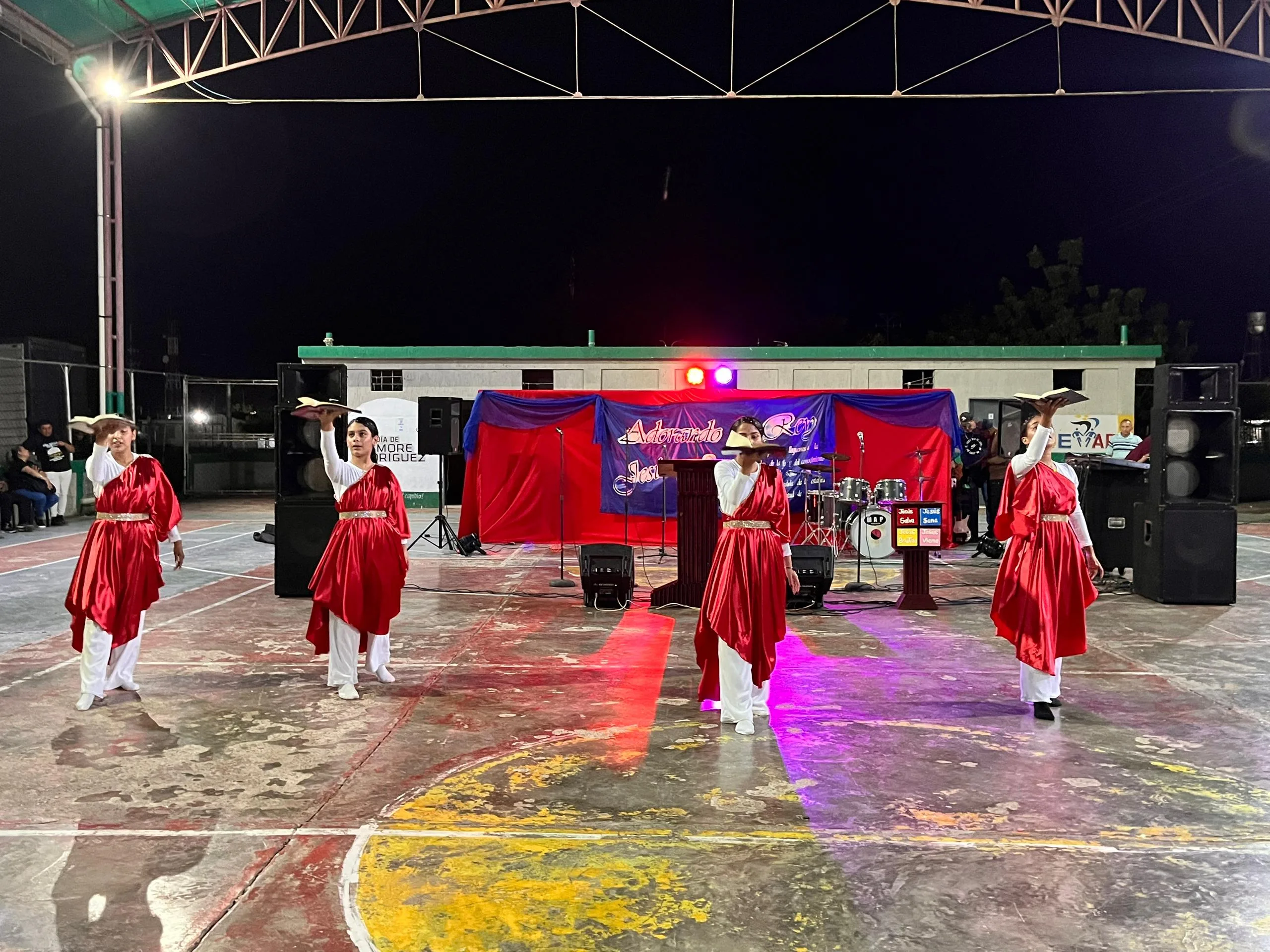 En un evento que marcó un hito en la historia del municipio, la alcaldesa Yurani Pino, en su primera gestión de gobierno, decretó en 2021 el Día Municipal de la Biblia. Hoy, en horas de la tarde, esta importante celebración fue recibida con gran fervor por la comunidad cristiana en la cancha Osman Ludovic.