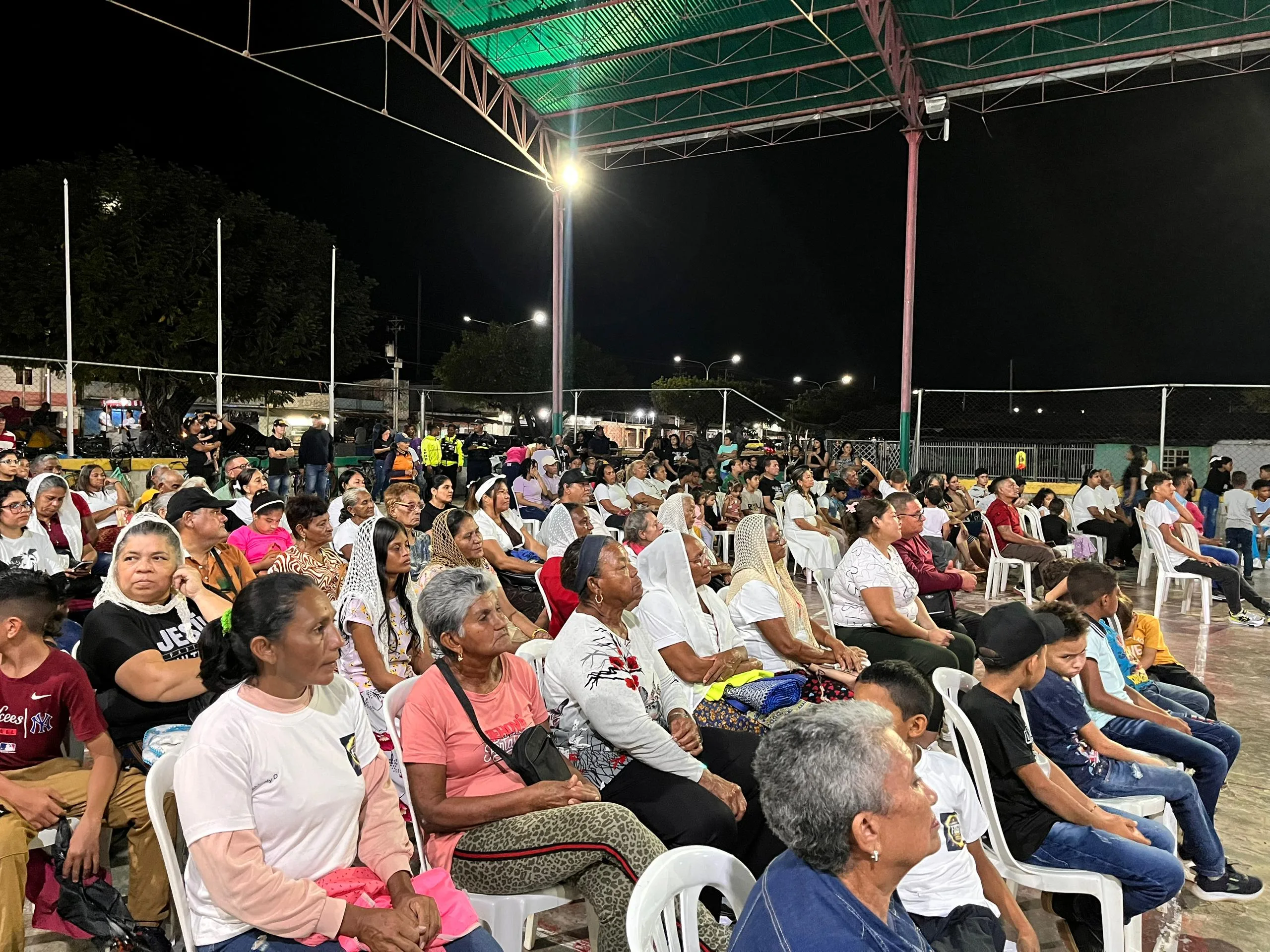 En un evento que marcó un hito en la historia del municipio, la alcaldesa Yurani Pino, en su primera gestión de gobierno, decretó en 2021 el Día Municipal de la Biblia. Hoy, en horas de la tarde, esta importante celebración fue recibida con gran fervor por la comunidad cristiana en la cancha Osman Ludovic.