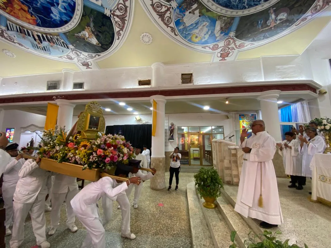 El municipio Lagunillas del estado Zulia se vistió de fe y alegría este lunes tres de noviembre de 2025 para recibir a su excelsa patrona, la Virgen de Nuestra Señora del Rosario de Chiquinquirá, cariñosamente conocida como La Chinita, en medio de una devoción desbordada de sus feligreses.