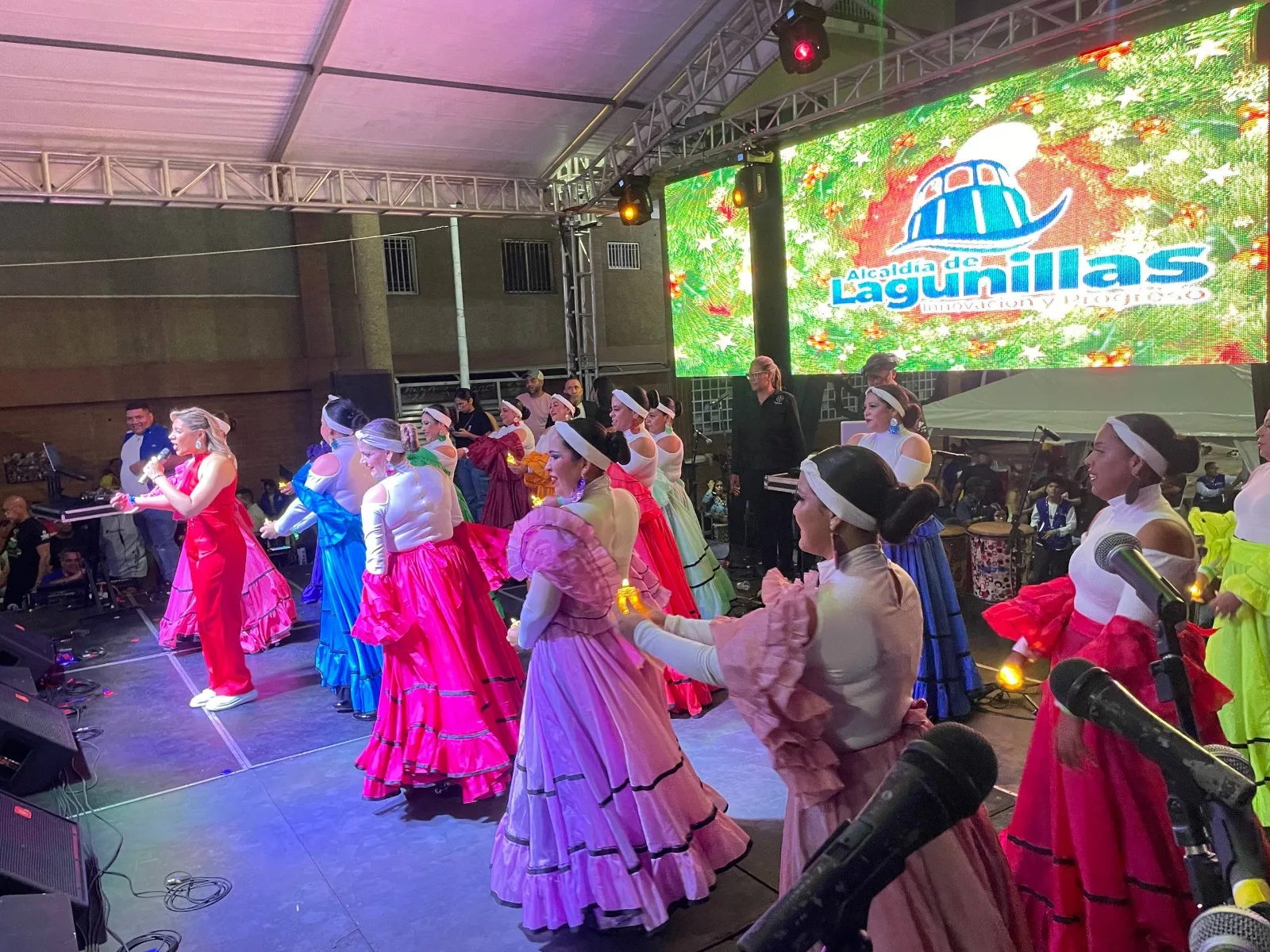 El alcalde José Mosquera estuvo acompañado por la primera dama Margarita de Mosquera; el presidente del Concejo Municipal, Luis Martínez; los concejales, y autoridades municipales.