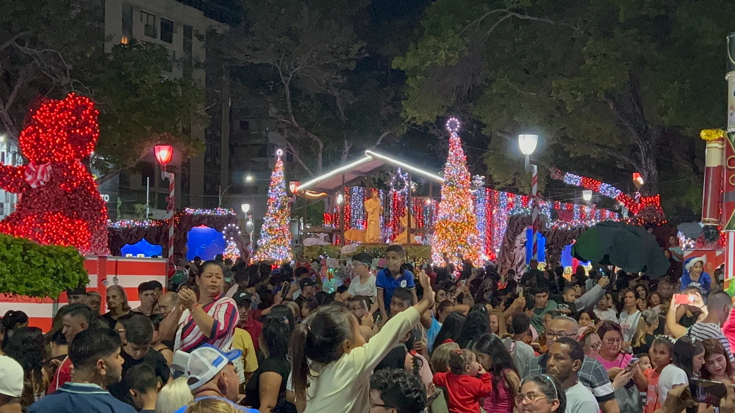 El alcalde José Mosquera estuvo acompañado por la primera dama Margarita de Mosquera; el presidente del Concejo Municipal, Luis Martínez; los concejales, y autoridades municipales.