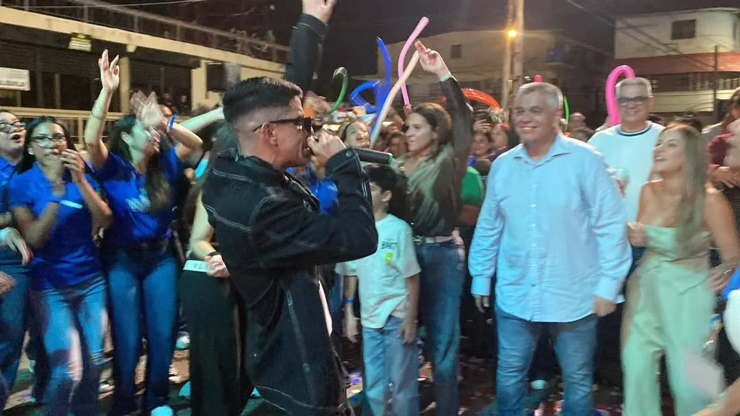El alcalde José Mosquera estuvo acompañado por la primera dama Margarita de Mosquera; el presidente del Concejo Municipal, Luis Martínez; los concejales, y autoridades municipales.