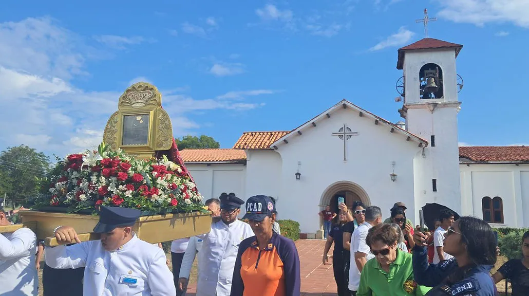 “Hoy le damos la bienvenida a nuestra patrona para que nos siga iluminando y guiando”, recalcó la funcionaria pública.